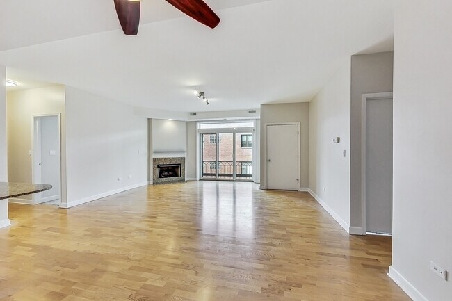 Building Photo - 680 N Green St