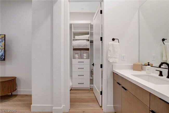 Building Photo - 779 Willits St