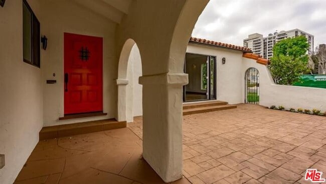 Building Photo - 10634 Wellworth Ave