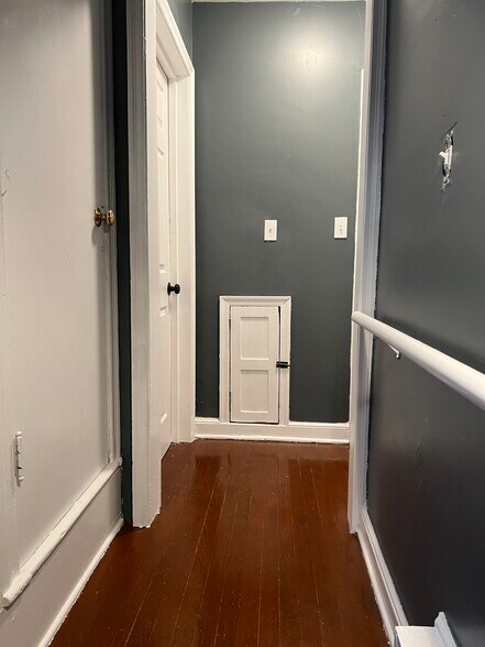 Building Photo - 47 1/2 Putnam St