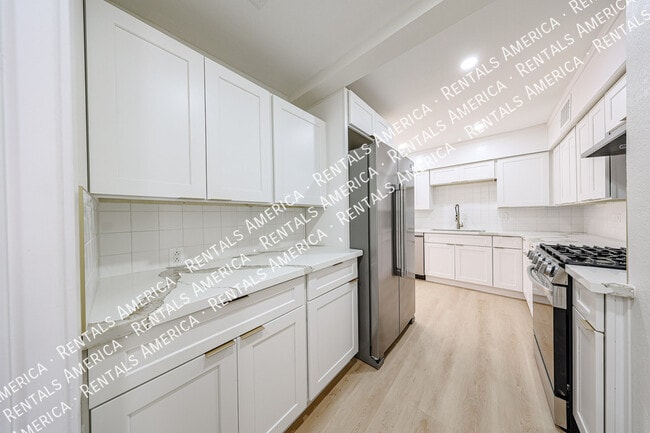 Building Photo - 2047 E Virginia Ave