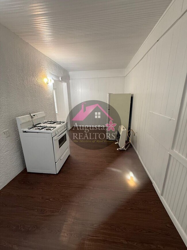 Building Photo - Large one bedroom near ACU