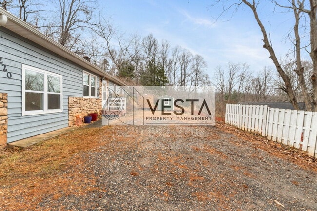 Building Photo - 220 Meredith Lp