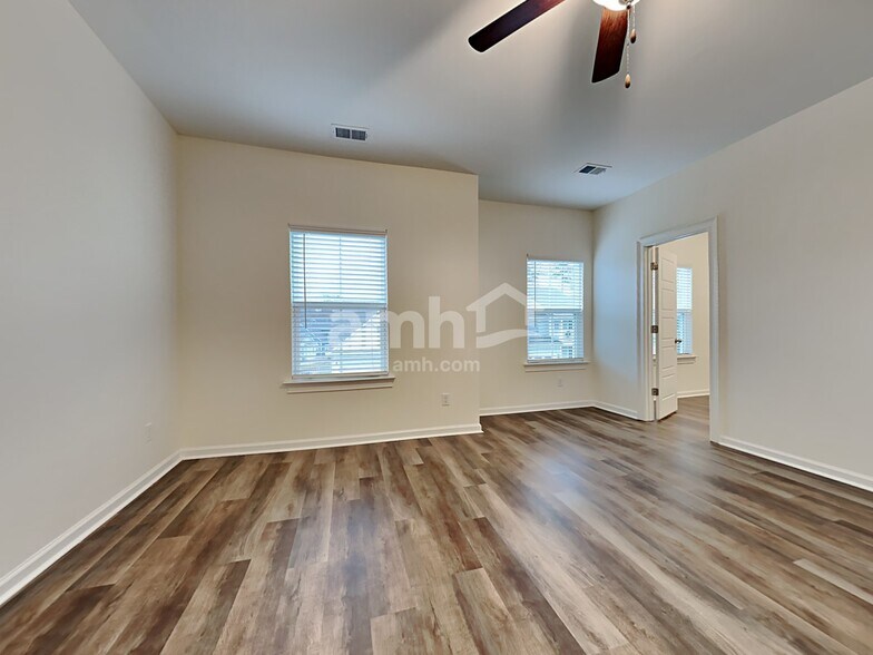 Building Photo - 133 Trumpet Vine Dr