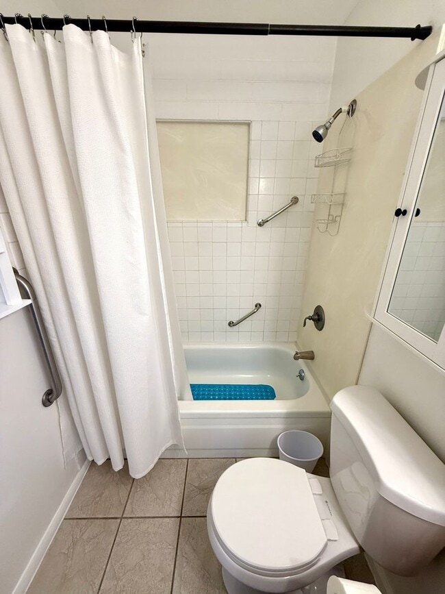 Building Photo - Furnished- Cute 2 Bedroom Home with Garage...