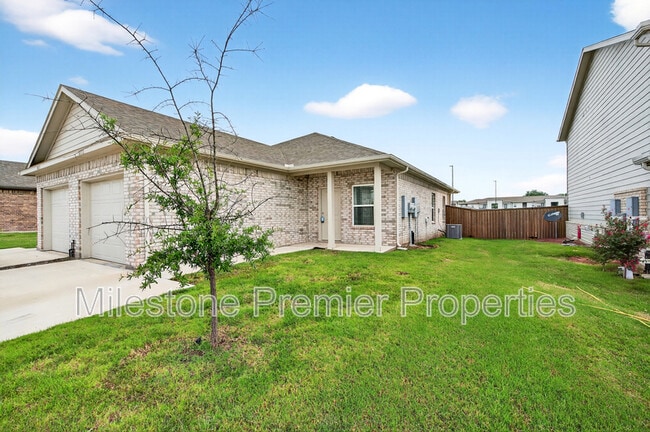 Building Photo - 2813 Peony Dr