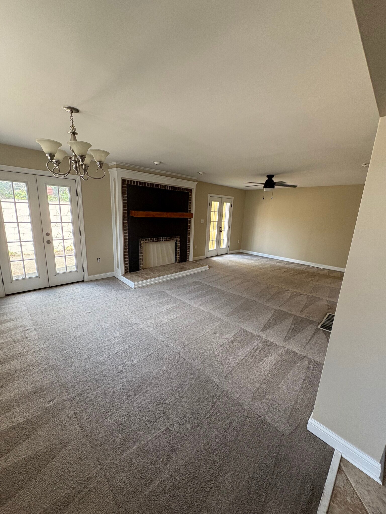 Living Room w/double doors leads to PRIVATE patio - 1924 N Talbott St