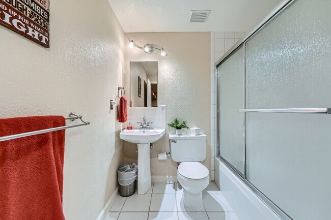 Building Photo - 16352 Parkside Dr