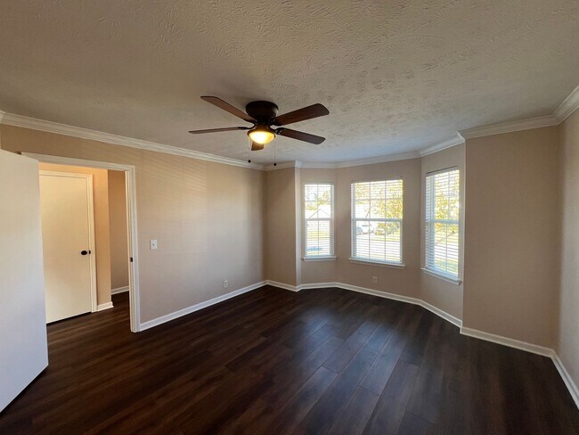 Building Photo - Beautifully updated 3 BR 2 Bath Home in La...