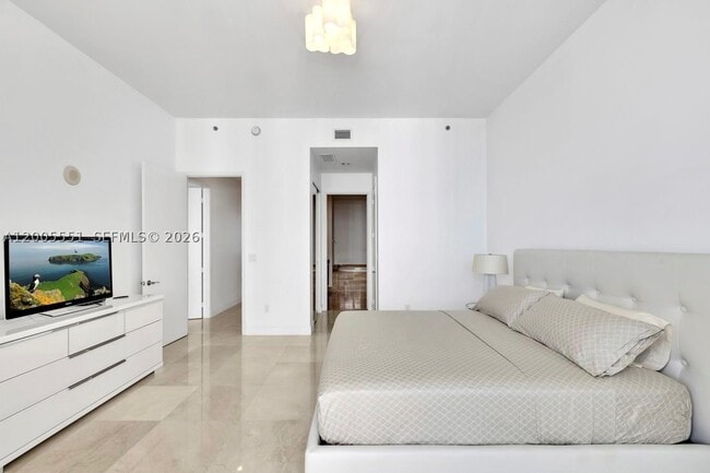 Building Photo - 15811 Collins 4002