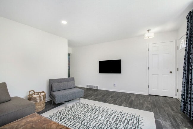 Building Photo - 4 Bedroom 1.5 Bath