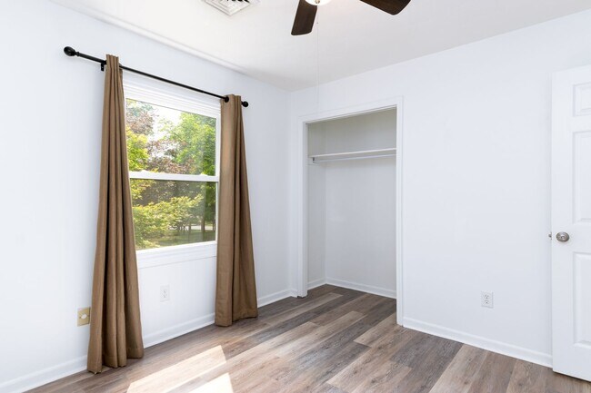 Building Photo - 4 bed/3 bath Walk to Lane Stadium Pet Frie...