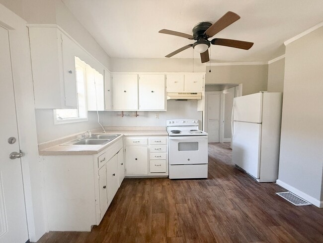 Building Photo - $200 off Move in Special | 3-Bedroom Home with Carport and Spacious Rooms Near Tennessee Tech & D...