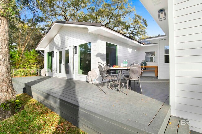 Building Photo - 380 S Church St