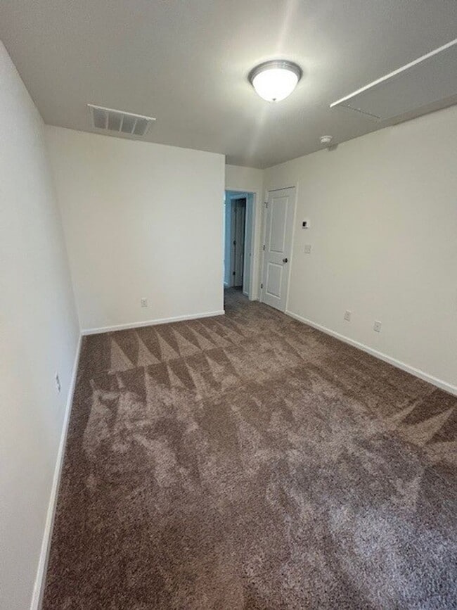 Building Photo - FREE RENT - $1000 Off First Month's Rent! ...