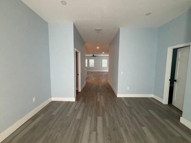 Building Photo - 6051 82nd Terrace N