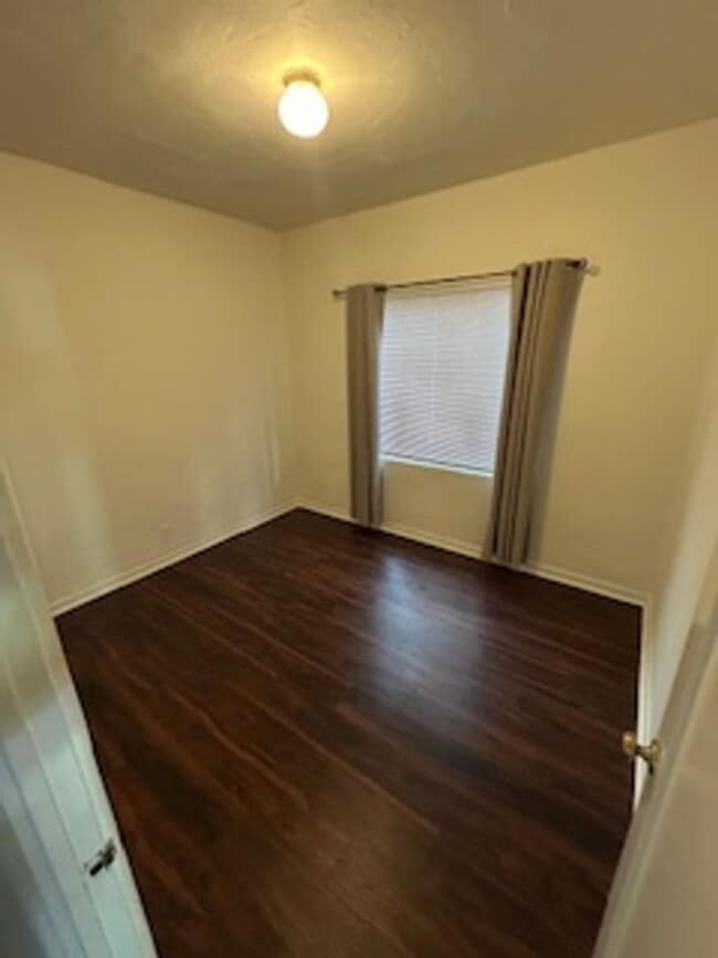 Building Photo - Charming 2bd/1ba Lower Unit Near Beach and Second Street!