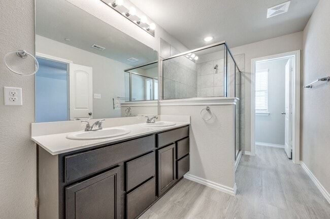 Building Photo - 3537 Brentwood Dr