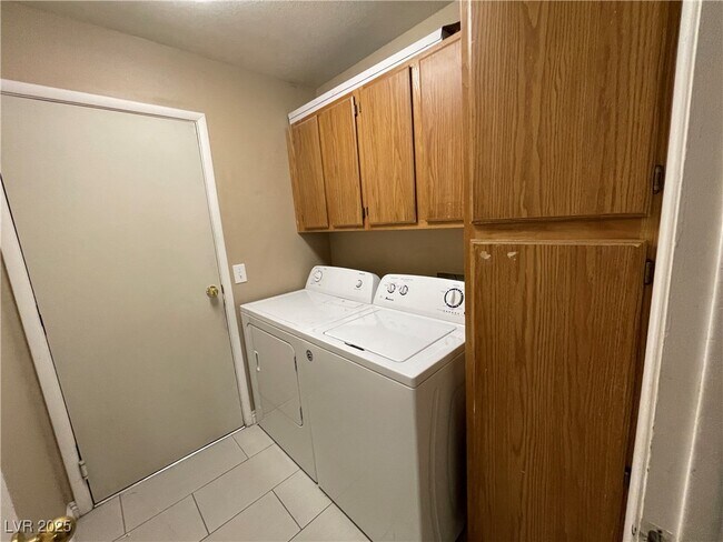 Building Photo - 1332 Royal Creek