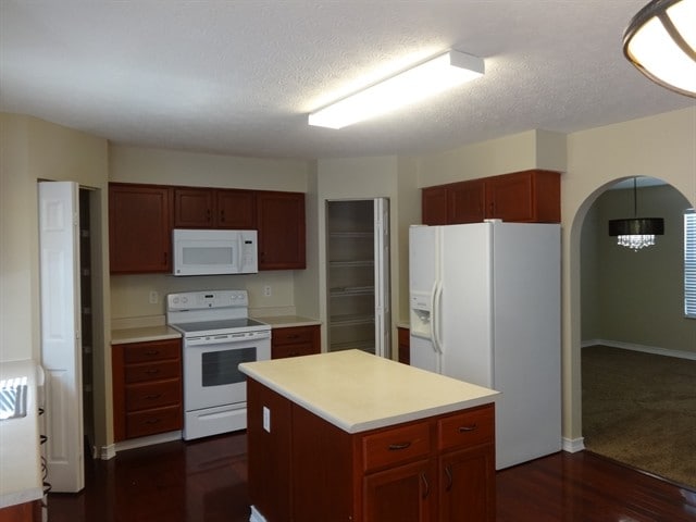 Building Photo - 838 Avalon Dr
