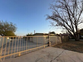 Building Photo - 4 bedroom in Desert Hot Springs