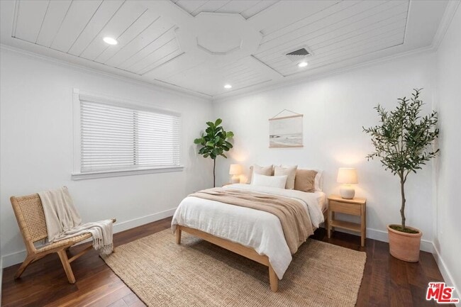 Building Photo - 645 N Sierra Bonita Ave