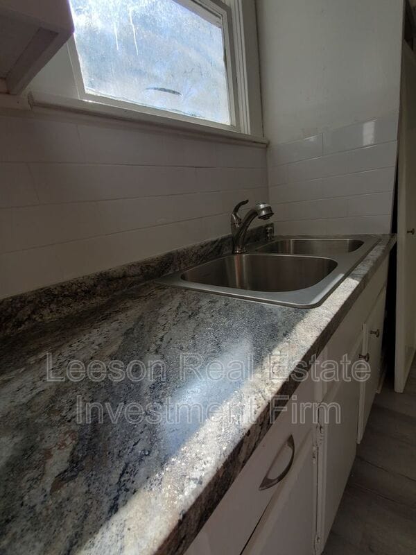 Building Photo - 523 Wichita St