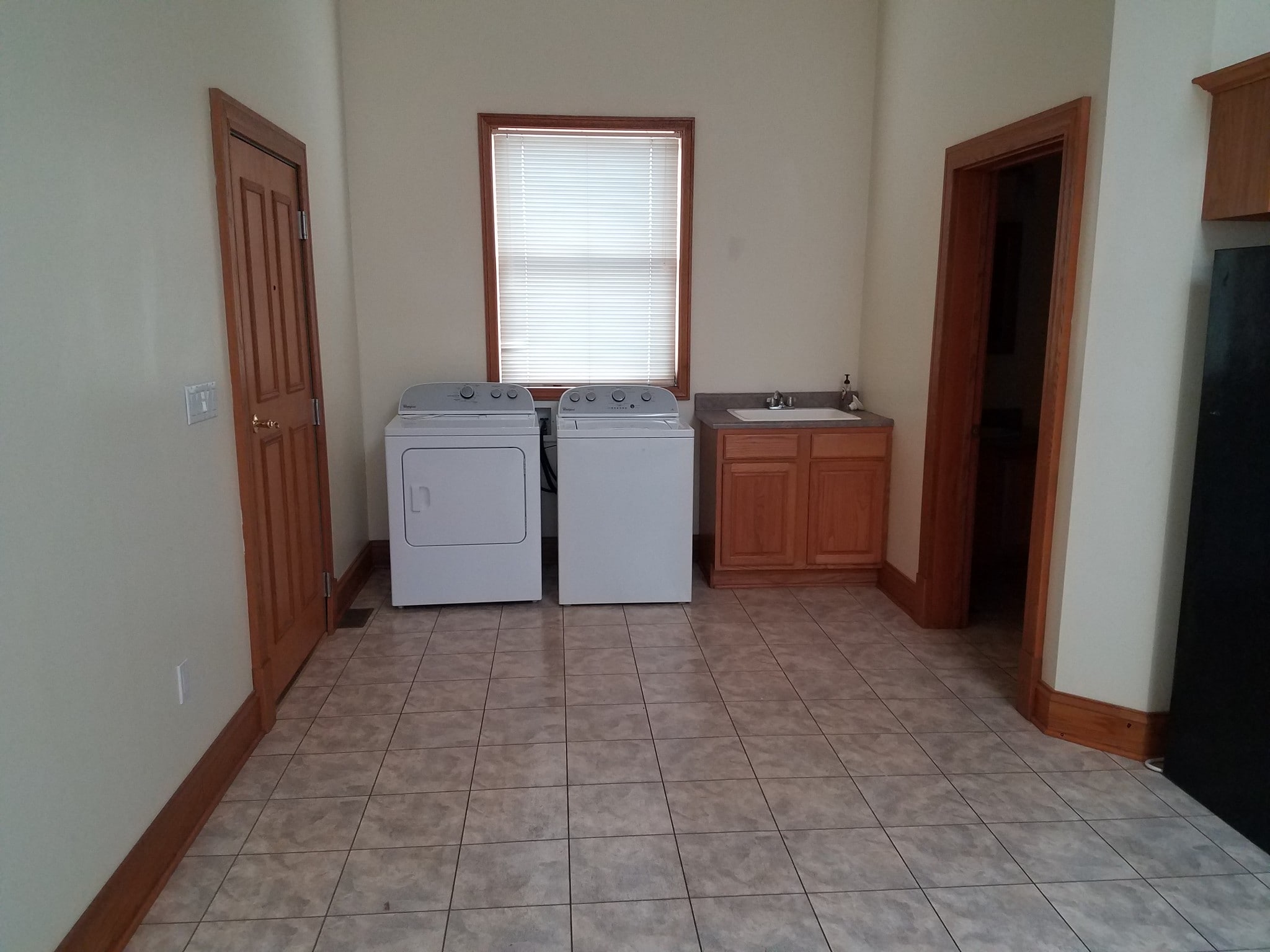 Building Photo - 844 Main St