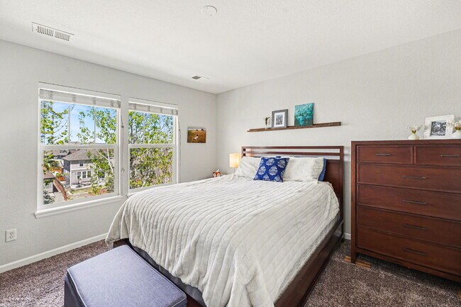 Building Photo - "Discover Your Dream Home: Spacious 3-Bedroom Townhouse in Scenic Castle Rock!"
