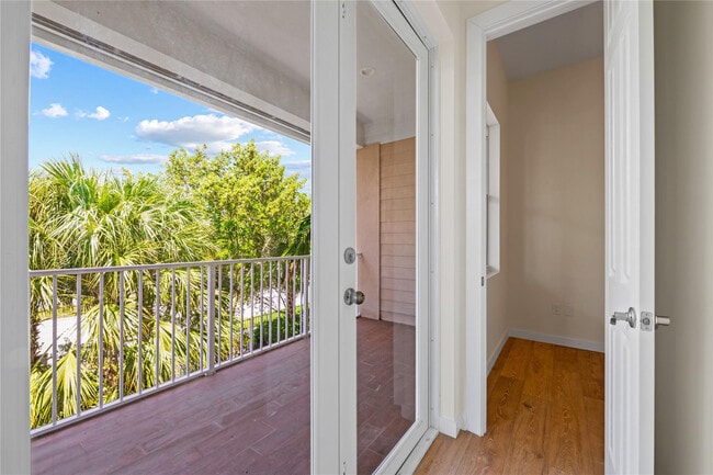 Building Photo - 1434 SW 4th Ave