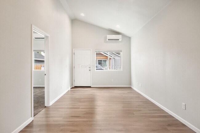 Building Photo - 826 SE 155th Ave