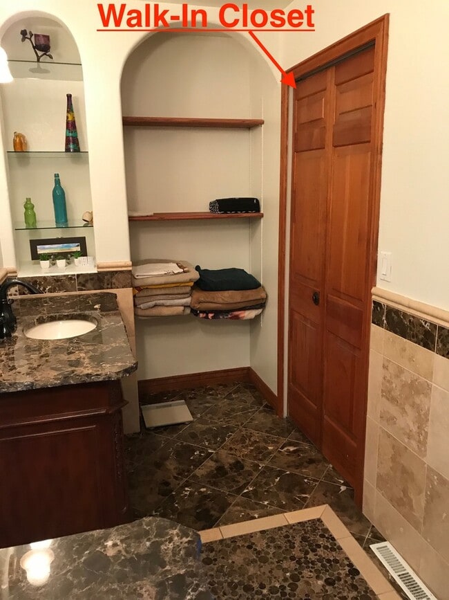 Building Photo - Updated 3 Bed 2 Bath Victorian Style Townhome