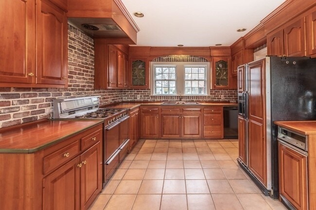 Building Photo - 16 State Park Rd