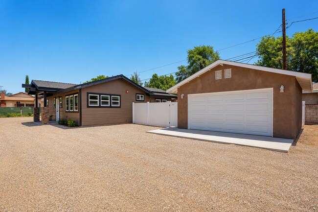 Building Photo - 4805 Charlotte Way