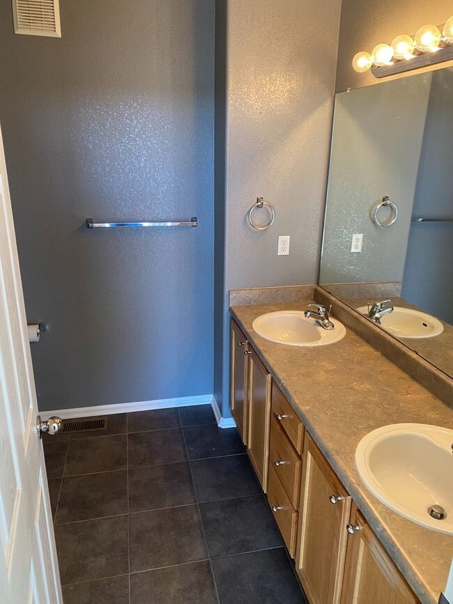 Building Photo - Large 2 Bedroom 2 Bath Townhome in Sterlin...