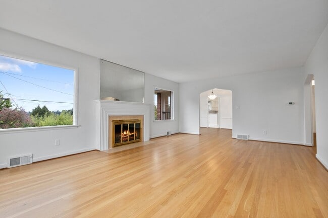 Building Photo - 4bd/2ba Seattle Home