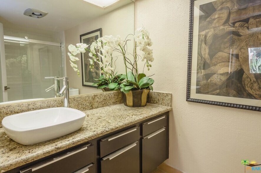Building Photo - 2600 S Palm Canyon Dr