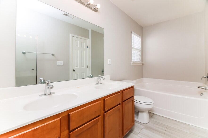Building Photo - 2707 Brownlow Ct