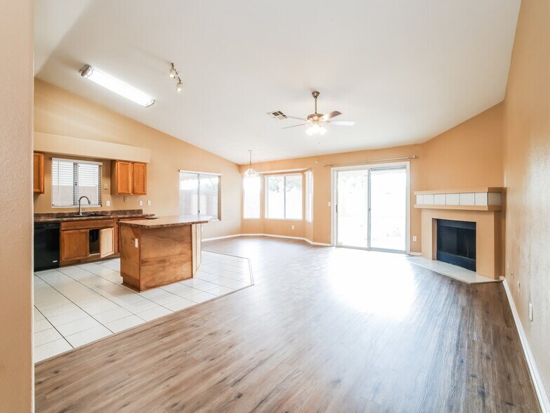 Building Photo - 2203 E Edna Ave