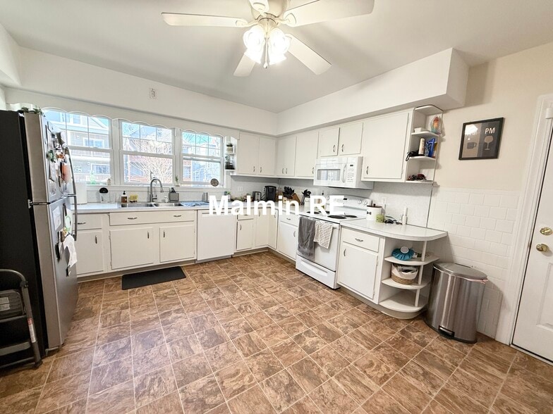 Building Photo - 920 E 4th St