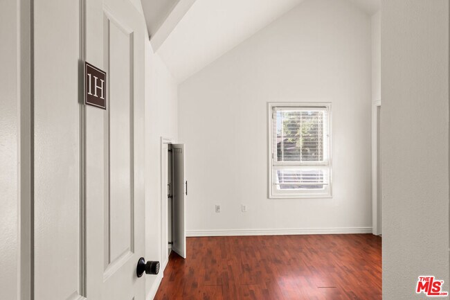 Building Photo - 2667 Menlo Ave