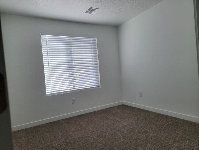 Building Photo - 4 Bed 2.5 Bathroom Townhouse