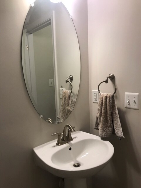 half bath - 624 Heathland Trl