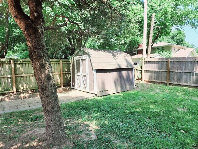 Building Photo - Primrose Market Place Area - Mission Hills Subdivision