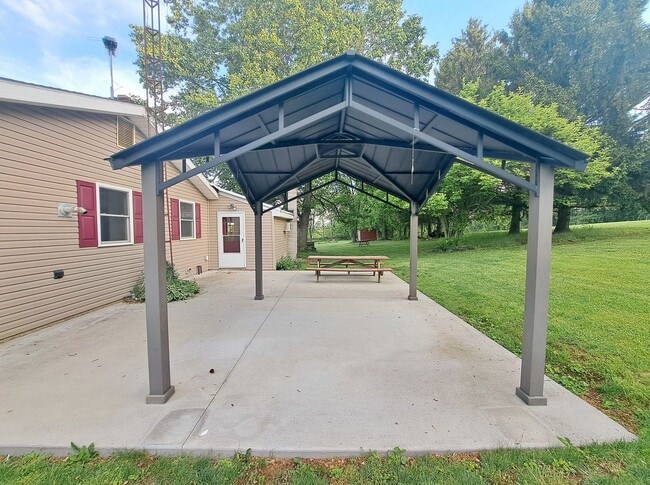 Building Photo - 3 Bed / 1-1/2 Bath Single Family Home