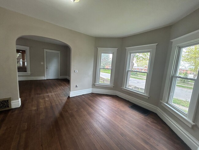 Building Photo - 3 Bed 1 Bath house in Rock Island