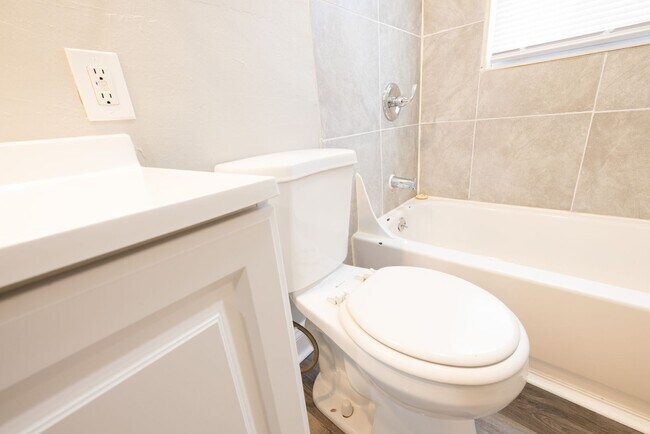 Building Photo - 618-620 Racine Ave