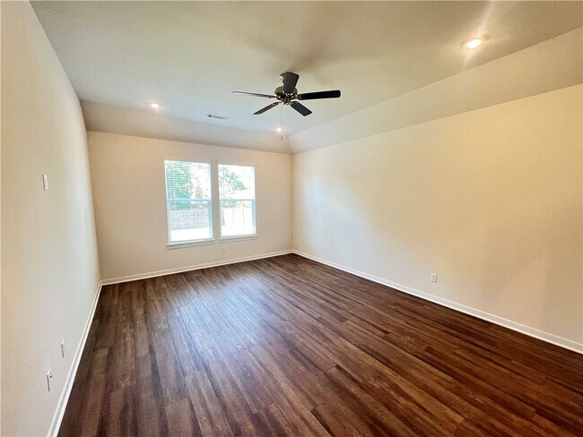 Building Photo - 522 W Branta St