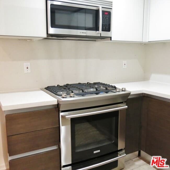 Stainless appiances - 1611 S Beverly Glen Blvd