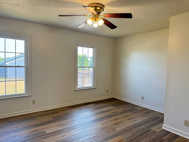 Building Photo - Convenient Location!  3 bedroom 2 bath wit...